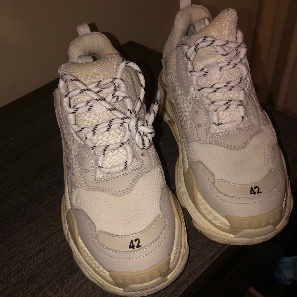 Balenciaga triple s size 42 .